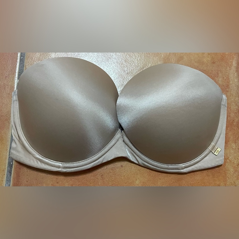 Victoria Secret cream strapless bra. Like new. Used once. 32DD/E70